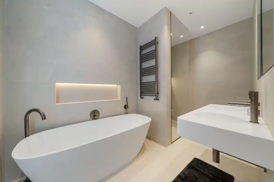 Freestanding sculptural bathtub